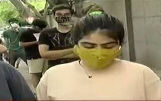 Corona Vaccination : રાજકોટના યુવાનોમાં મતદાન કરતાં પણ વેક્સિન માટે જબરજસ્ત ઉત્સાહ, અમદાવાદમાં રજિસ્ટ્રેશનમાં તકલીફ