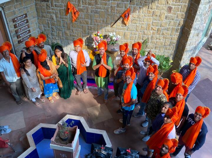 छत्रपती शिवरायांच्या प्रतिमेची पूजा केल्यानंतर १ मे हा कामगार दिन देखील असल्याने सेटवरील तंत्रज्ञांचा सत्कार केला गेला. सगळे कलाकार आणि तंत्रज्ज्ञ पारंपारिक पेहरावात होते. 