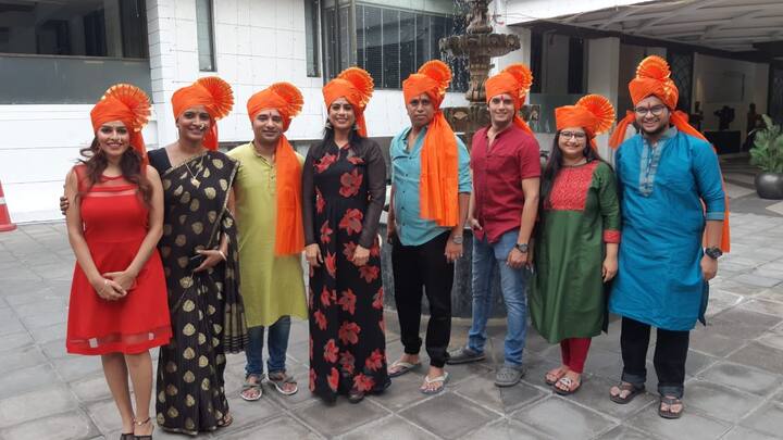 महाराष्ट्रापासून दूर राहून शूटींग करायला लागत असलं तरी मनात वसलेल्या महाराष्ट्रप्रेमाला वाट करून देण्याचा हा प्रामाणिक प्रयत्न झी मराठी आणि मालिकेतील कलाकारांनी केला या मंडळींनी  अनोख्या पद्धतीने सेटवर महाराष्ट्र दिन साजरा केला. 