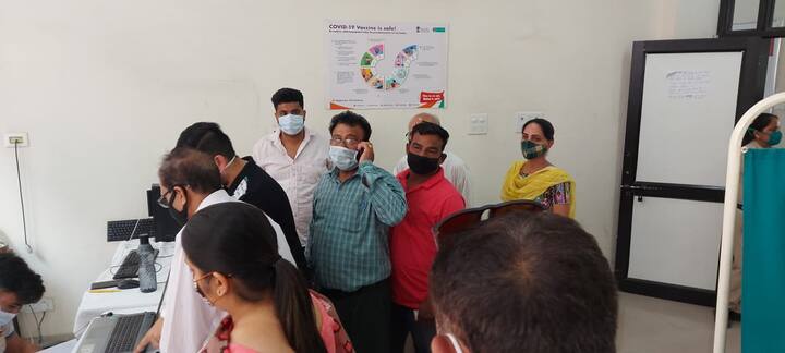 ਪੰਜਾਬ ਵਿੱਚ 1 ਮਈ ਤੋਂ 18 ਤੋਂ 44 ਸਾਲ ਦੇ ਲੋਕਾਂ ਨੂੰ ਟੀਕਾ ਨਹੀਂ ਲਗਾਇਆ ਜਾ ਰਿਹਾ। ਮੁੱਖ ਮੰਤਰੀ ਕੈਪਟਨ ਅਮਰਿੰਦਰ ਸਿੰਘ ਨੇ ਸ਼ੁਕਰਵਾਰ ਨੂੰ ਕਿਹਾ ਸੀ ਕਿ ਕੋਵਿਡ ਵੈਕਸਿਨ ਦੀ ਘਾਟ ਕਾਰਨ ਨਵੇਂ ਉਮਰ ਸਮੂਹ ਨੂੰ ਟੀਕਾ ਲਗਾਉਣ ਵਿੱਚ ਸਰਕਾਰ ਅਸਮਰੱਥ ਹੈ।