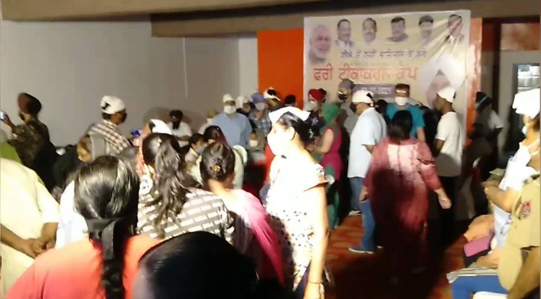 BJP camps blown up in Ludhiana - Covid-19 violates rules ਲੁਧਿਆਣਾ ਵਿੱਚ ਭਾਜਪਾ ਦੇ ਕੈਂਪ ਉਡਾਈਆਂ ਗਈਆਂ ਕੋਵਿਡ -19 ਨਿਯਮਾਂ ਦੀਆਂ ਧੱਜੀਆਂ, ਮੀਡੀਆ ਕਰਮੀਆਂ ਨਾਲ ਉਲਝੇ ਪ੍ਰਬੰਧਕ