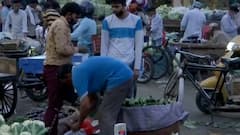 Corona Crisis: पाबंदियों के बावजूद नहीं मान रहे लोग, गाजीपुर मंडी में उमड़ी भीड़