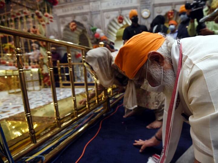 PM Modi pays tributes to ninth Sikh guru Teg Bahadur on his 400th birth anniversary पीएम मोदी अचानक श्री शीशगंज साहिब गुरुद्वारे पहुंचे, मत्था टेका