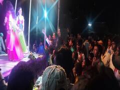 बिहार: कोरोना गाइडलाइंस को लोगों ने दिखाया 'ठेंगा', नाइट कर्फ्यू के दौरान ऑर्केस्ट्रा का किया आयोजन