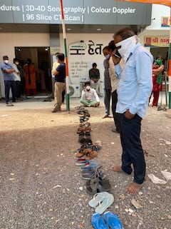 સૌરાષ્ટ્રના આ મોટા શહેરમાં સિટી સ્કેન માટે લોકોએ નંબર માટે ચપ્પલની લગાવી લાઇન, જુઓ તસવીરો