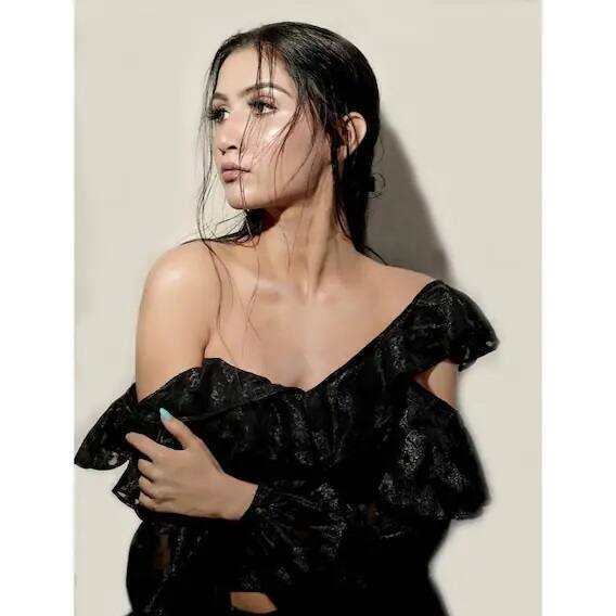 कोलकात्याच्या संघाविरोधात केलेल्या दमदार प्रदर्शनानंतर पृथ्वी शॉ़ची वाहवा करण्यात आली.