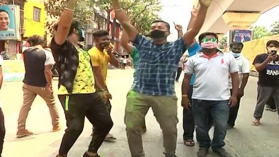 WB Election Results 2021 Live: কালীঘাটে উল্লসিত কর্মীদের নাচ, মাস্ক-দূরত্ব ভুললেন অনেকেই