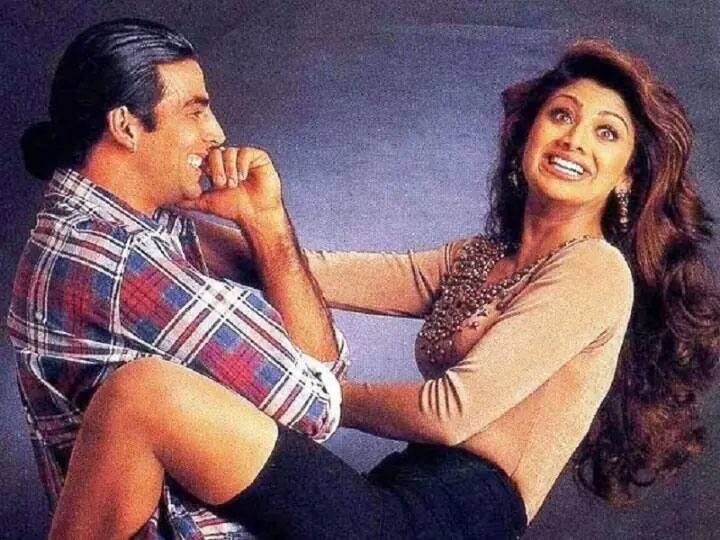 शिल्पा शेट्टी और अक्षय कुमार- एक दौर में अक्षय कुमार और शिल्पा शेट्टी के जल्द ही शादी तक करने की खबरें थीं. शिल्पा अक्षय को दिलों जान से चाहती थीं लेकिन जब उन्हें पता चला कि अक्षय ट्विंकल खन्ना को डेट कर रहे हैं तो वो टूट गई थीं. इनके ब्रेकअप का किस्सा उस वक्त भी मीडिया में खूब गूंजा था. लेकिन ब्रेकअप के कुछ सालों के बाद शिल्पा ने खुद दोस्ती का हाथ अक्षय के लिए बढ़ाया था और आज दोनों अच्छे दोस्त हैं.  (फोटो - सोशल मीडिया)