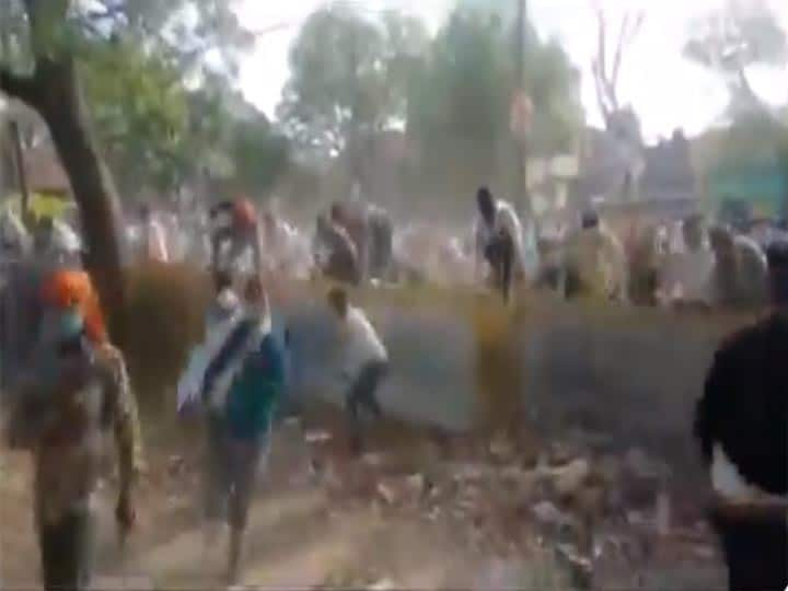 Crowd Rush towards counting Centers in Hathras see video UP Panchayat Election Result: हाथरस में बेकाबू भीड़ ने काउंटिंग सेंटर पर लगी बैरिकेडिंग को तोड़ा, सामने आया ये वीडियो