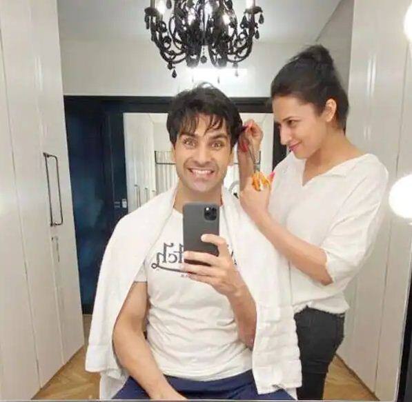 इसके साथ दिव्यांका अपने पति विवेका का हेयरकट करते हुए भी दिख रही हैं. दिव्यांका की ये कला पहली बार फैन्स के सामने आई है.