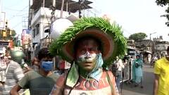 West Bengal Election Results: ममता के घर के बाहर समर्थक जुटे, बांट रहे 'दीदी ही आएगी' लिखा पेपर