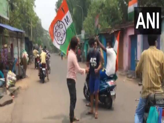 Assembly Election Results 2021: மேற்கு வங்கத்தில் பட்டாசு வெடித்து திரிணாமுல் ஆதரவாளர்கள் கொண்டாட்டம் - காற்றில் பறந்த தேர்தல் ஆணைய உத்தரவு..