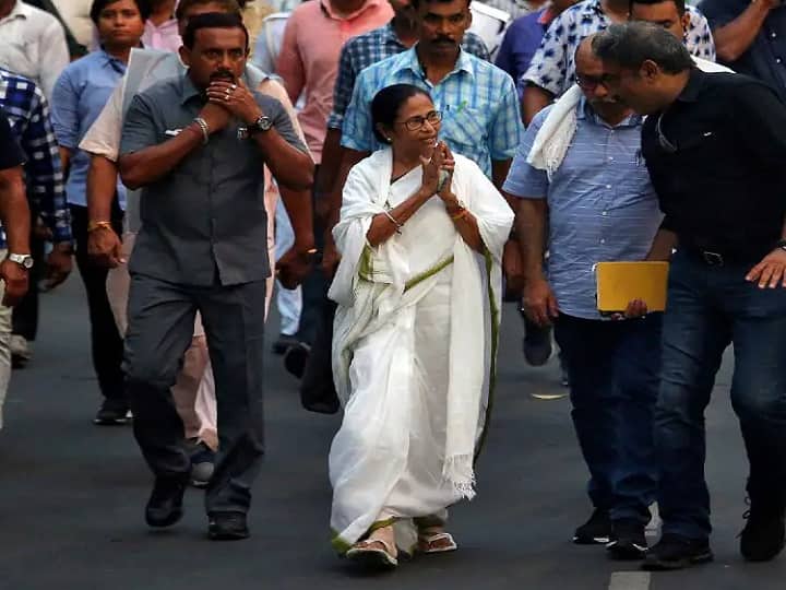 ஒற்றைக் காலால் உதைத்துதள்ளிய மமதா: அதிரும் சோஷியல் மீடியா!