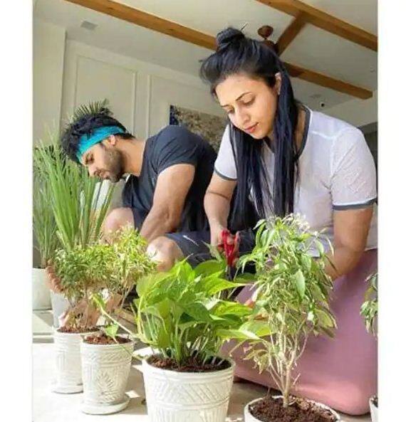 विवेक अपने टैरेस पर कुछ इस अंदाज में नजर आए जो अब फैन्स को काफी पसंद आ रहा है क्योंकि उनका टैरेस देखकर ही घर का अंदाजा लगाया जा सकता है.