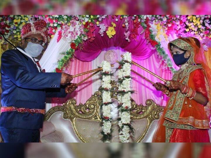 बिहारः डंडे के सहारे से एक-दूसरे को पहनाया माला, दूल्हे ने कहा- यह शादी याद रहेगी jaymala ceremony completed with the help of stick in begusarai bihar ann बिहारः डंडे के सहारे से एक-दूसरे को पहनाया माला, दूल्हे ने कहा- यह शादी याद रहेगी