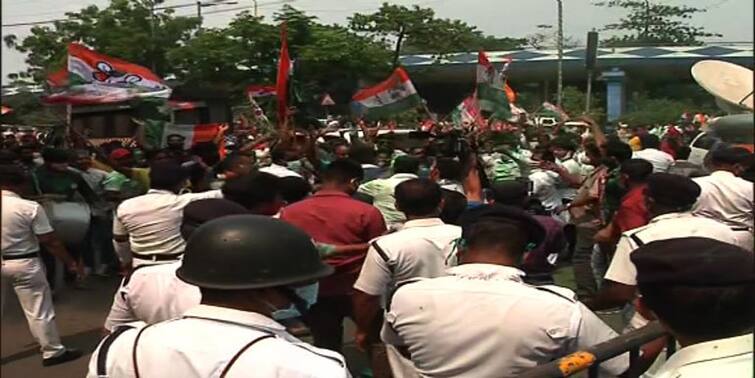 Election Results 2021 WB Election 2021 TMC party workers celebration infront of BJP Hastings office today in bengal WB Vote Counting Results 2021: খাঁ খাঁ হেস্টিংসের বিজেপির অফিস, চত্বরে বিজয় উল্লাস তৃণমূলের