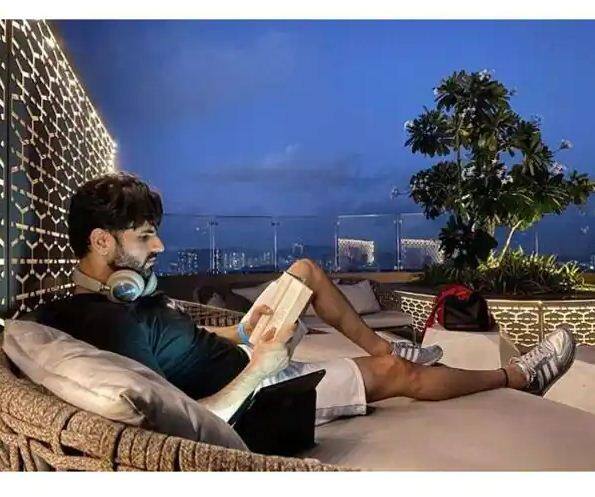 महाराष्ट्र में सख्त लॉकडाउन के बीच दोनों अपना पूरा ध्यान घर पर दे रहे हैं. दोनों की बॉन्डिंग कई बार सामने आ चुकी हैं. इस बार दोनों कुछ नए-नए तौर-तरीके सीख रहे हैं.