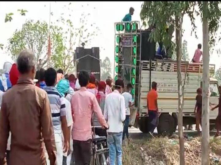 covid rules break in Gorakhpur Husband took out procession after BJP candidate victory ANN गोरखपुर: कोविड नियमों की उड़ी धज्जियां, बीजेपी प्रत्याशी की जीत के बाद पति ने गाजे-बाजे के साथ निकाला जुलूस