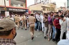 UP Gram Panchayat Election 2021: कोरोना काल में हो रही मतगणना, सैकड़ों की तादाद में लोग मौजूद