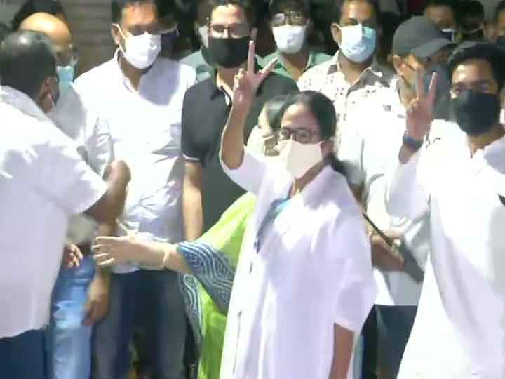 West Bengal election 2021 CM Mamata Banerjee visits Kalighat temple to offer prayers after Big win in assembly elections पश्चिम बंगाल में टीएमसी की शानदार जीत, कालीघाट मंदिर पहुंची ममता बनर्जी