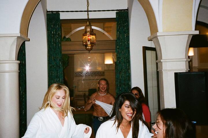 जश्न की तस्वीरें सोफी टर्नर ने अपने इंस्टाग्राम पर शेयर की हैं. जिसमें प्रियंका चोपड़ा भी काफी मस्ती करती नजर आ रही हैं. सोफी ने कई तस्वीरें शेयर की हैं जिनमें से प्रियंका केवल एक में नजर आ रही हैं लेकिन फुल एन्जॉय करते हुए. (फोटो - इंस्टाग्राम)