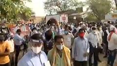 कानपुर और मिर्जापुर में कोरोना प्रोटोकॉल भूले लोग, जमकर उड़ी सोशल डिस्टेंसिंग की धज्जियां