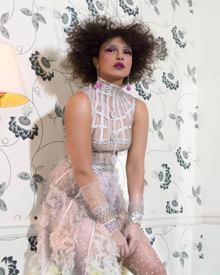 2019 में प्रियंका का मेट गाला लुक आज भी एक्ट्रेस को खबरों में बनाए रखता है. इस लुक को लेकर प्रियंका को जितनी पब्लिसिटी मिली उतना ही भारत में इस लुक को लेकर प्रियंका की टांग खींची गई थी. (फोटो - इंस्टाग्राम)