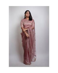 ”வெய்யோன் சில்லி இப்போ நிலத்தில் இறங்கி அனத்துறா” - அபர்ணா பாலமுரளி க்ளிக்ஸ்..