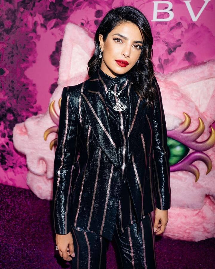 सूट बूट में प्रियंका इस लुक में भी कुछ खास जची नहीं. काफी शिमरी और ब्राइट फीमेल सूट में प्रियंका को देख लोगों को हंसी आ गई. (फोटो - इंस्टाग्राम)