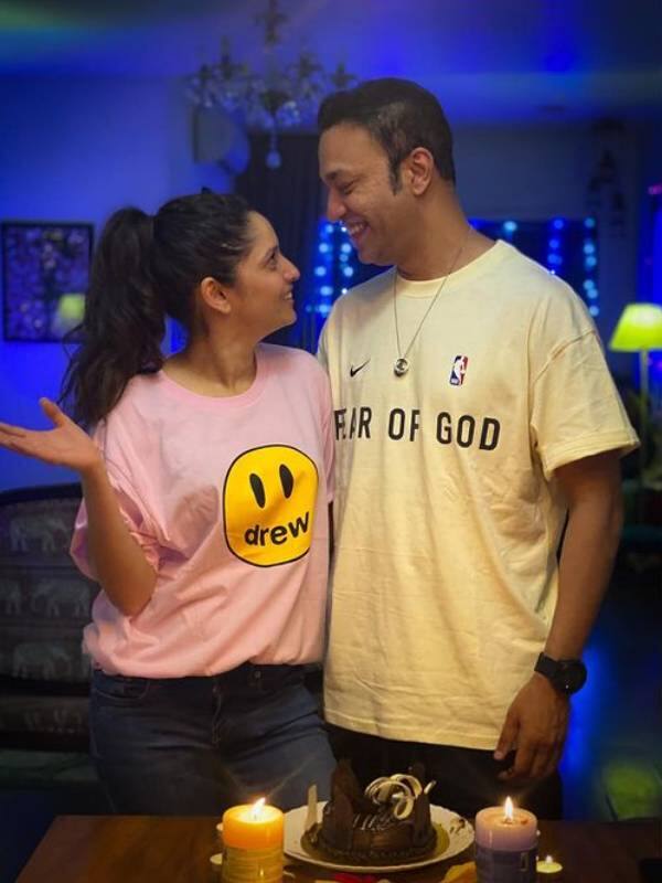 इन तस्वीरों में देख सकते हैं कि अंकिता और विक्की के आगे एक केक रखा है और दो कैंडल जल रही हैं.