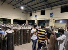 ऑक्सिजन घेऊन मध्यरात्री ग्रामीण रुग्णालयात, रुग्णांना वाचवण्यासाठी रोहित पाटील यांच्या धडपडीचं कौतुक