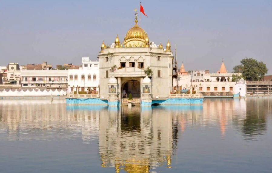 Orders to close religious places in Punjab at 6 pm, but restrictions on Durgiana temple violated ਪੰਜਾਬ 'ਚ 6 ਵਜੇ ਧਾਰਮਿਕ ਸਥਾਨ ਬੰਦ ਕਰਨ ਦੇ ਆਦੇਸ਼, ਪਰ ਦੁਰਗਿਆਣਾ ਮੰਦਰ 'ਚ ਪਾਬੰਦੀਆਂ ਦੀ ਉਲੰਘਣਾ