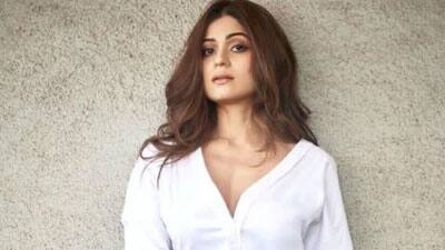 Shamita Shetty- शिल्पा शेट्टी की छोटी बहन शमिता शेट्टी ने फिल्मों में भी करियर आजमाया था लेकिन बात कुछ बनी नहीं. वहीं जितना भी उनका करियर रहा उस दौरान उनका नाम मनोज वाजपेयी, हरमन बावेजा और आफताब शिवदासानी से भी जुडा. लेकिन आज भी वो कुंवारी हैं. (फोटो - सोशल मीडिया)