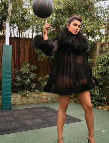 अप्रैल में प्रियंका का बास्केटबॉल कोर्ट में कुछ ऐसा अंदाज दिखा. जिस पर बॉलीवुड के कुछ और सितारे भी रिप्लाई करने से खुद को रोक नहीं सके थे. बास्केट बॉल में नाइट ड्रेस पहने प्रियंका की इस तस्वीर ने सुर्खियां तो खूब लूटी लेकिन ये लुक भी लोगों की समझ से परे था. (फोटो - इंस्टाग्राम)