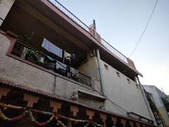 इमारतीच्या गच्चीवरून उडी घेत  दोन मुलासह महिलेचा आत्महत्येचा प्रयत्न, एका मुलाचा मृत्यू