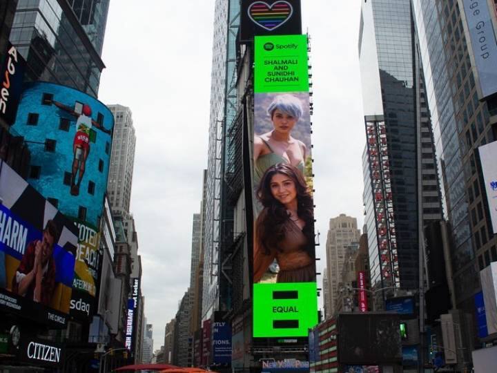 Sunidhi Chauhan  Shalmali Kholgade on elite Times Square Billboard सुनिधि चौहान और शाल्मली खोलगड़े ने रचा इतिहास, टाइम्स स्क्वायर पर पहली बार लगी भारतीय महिला सिंगर्स की तस्वीर