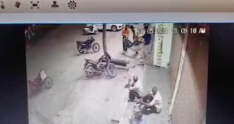 Surat: કોરોના કાળમાં માનવતા મરી પરવારી,  બિલ ન ચૂકવતા હોસ્પિટલે મૃતદેહ રસ્તા પર રઝડતો મૂકી દીધો, જુઓ CCTV