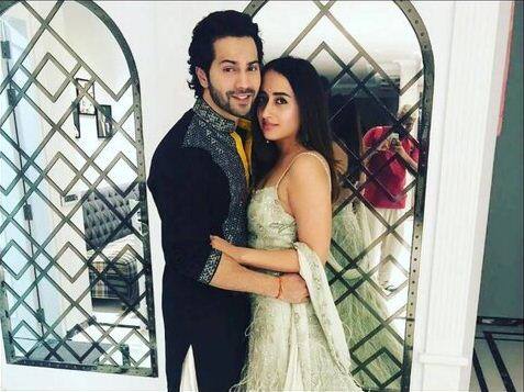 वरुण धवन अपनी गर्लफ्रेंड और बचपन की दोस्त नताशा दलाल से बहुत निजी तरीके से शादी कर ली है, लेकिन बॉलीवुड में ऐसा पहली बार नहीं हो रहा है. इससे पहले भी कई शादियां गुपचुप तरीके से हुईं हैं.