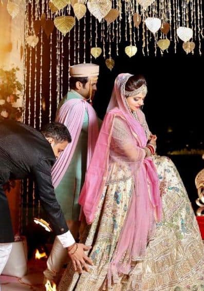 सुगंधा और संकेत की शादी जालंधर के क्लब कबाना में परिवार की मौजूदगी में हुई. इस शादी में उनके करीबी दोस्त भी शामिल हुए. सुगंधा और संकेत की शादी की तस्वीरें सोशल मीडिया पर काफी तेजी से वायरल हो रही हैं.