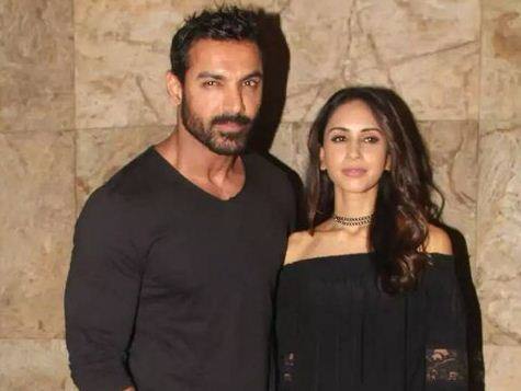 बॉलीवुड के सबसे क्यूट कपल जॉन अब्राहम और बिपाशा बासु थे. बाद में दोनों का ब्रेकअप हो गया. इसके बाद जॉन ने अचानक से ही प्रिया रुंचल से शादी कर ली. इस शादी से हर कोई हैरान