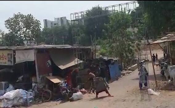 Vadodara: અકોટામાં જૂની અદાવતને લઈ તીક્ષ્ણ હથિયારો સાથે બે જુથ વચ્ચે થઈ મારામારી, જુઓ વીડિયો
