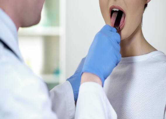 કોરોના વાયરસને ગળામાં જ આ રીતે ખતમ કરી દેવાથી ફેફસા સુધી નથી પહોંચતું સંક્રમણ