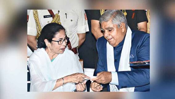 West Bengal: राज्यपाल से मिलीं सीएम ममता बनर्जी, सरकार बनाने का दावा पेश किया