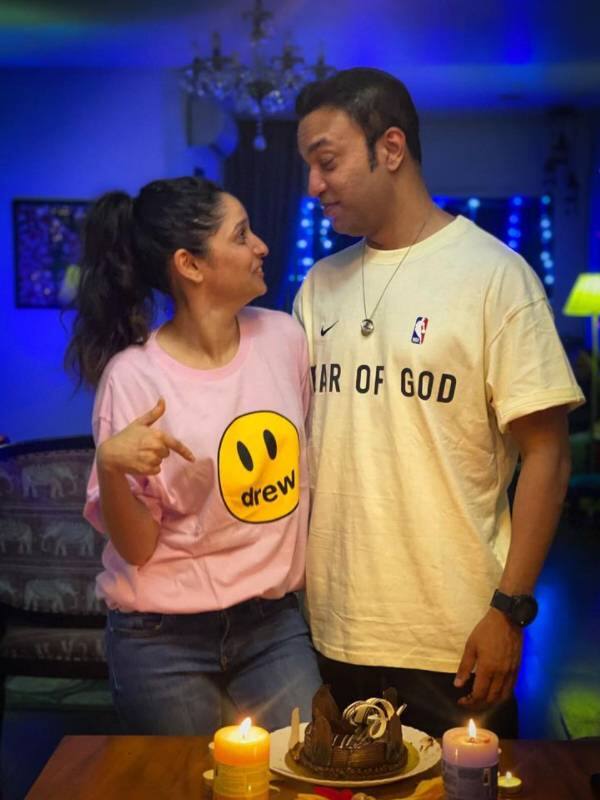 अंकिता लोखंडे ने हाल में विक्की जैन के साथ कुछ रोमांटिक तस्वीरें शेयर की हैं. इन तस्वीरों में वह उनकी आखों में देख रही हैं.