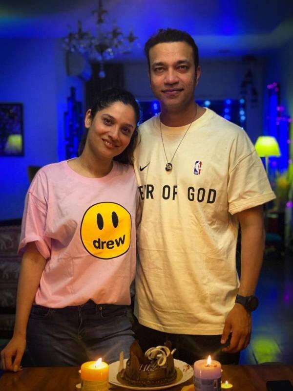 अंकिता और विक्की एक रोमांटिक डेट कर रहे हैं और एक-दूसरे के लिए अपनी फीलिंग्स को दिखा रही हैं.