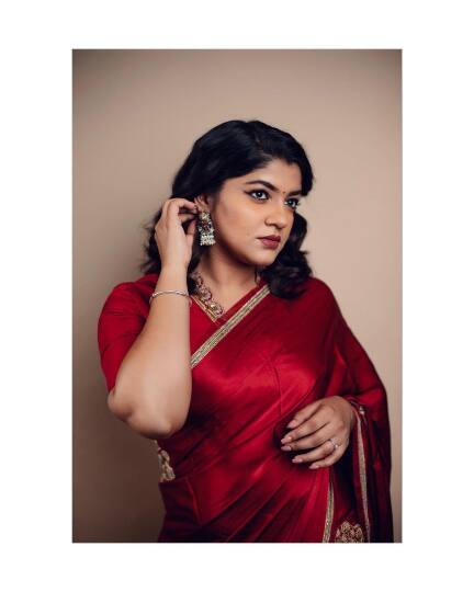 என் காது ஜவ்வுல இசையும் ஒவ்வுல நீ மட்டும் பேசடி..