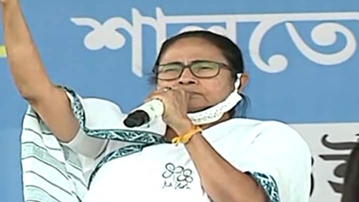 Bengal CM Mamta banerjee target central government after flag hoisting तिरंगा फहराकर सीएम ममता ने कहा- आजादी का गला घोंटने वाली ताकतों के खिलाफ आवाज उठाने की जरूरत