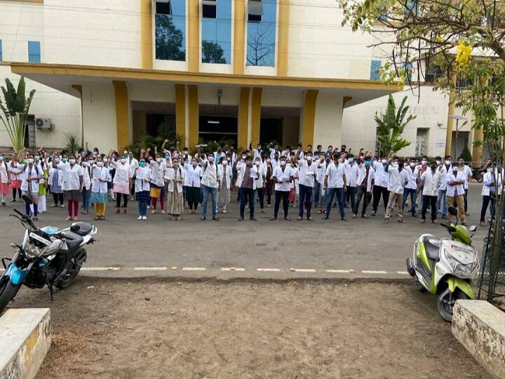 Nagpur two government medical colleges MBBS intern doctors to go on Strike from tomorrow नागपूरच्या दोन शासकीय वैद्यकीय महाविद्यालयातील एमबीबीएस इंटर्न डॉक्टर्सचा संपाचा इशारा; कोविड रुग्णसेवा कोलमडण्याची भिती