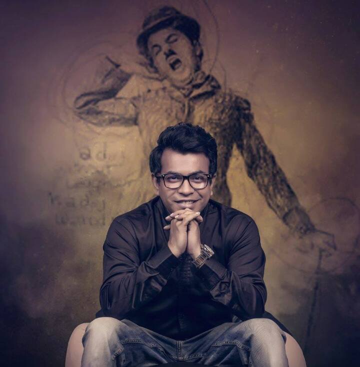 দলবদলের জন্য চিরকালই চর্চার কেন্দ্রবিন্দুতে থেকেছেন তিনি। বিজেপির হয়ে ভবানীপুর কেন্দ্র থেকে প্রার্থী হয়েছিলেন তিনি। শোভনদেব চট্টোপাধ্যায়ের কাছে নির্বাচনী লড়াইে হেরে গিয়েছেন রুদ্রনীল। এরপরে সোশ্যাল মিডিয়ায় পোস্ট করে বিরোধী প্রার্থীকে শুভেচ্ছা জানান তিনি। সেইসঙ্গে বন্ধু রাজ চক্রবর্তী ও কাঞ্চনকেও শুভেচ্ছা জানান। রুদ্রনীলের সেই পোস্টে কমেন্টের বন্যা। অনেকেই তাঁকে কটাক্ষ করেন 'আবার কোন দলে যাবেন' এমন প্রশ্ন করে। রুদ্র অবশ্য সেসবের কোনও উত্তর দেননি। কেবল সুস্থ ও হিংসামুক্ত বাংলারই কামনা করেছেন তিনি।