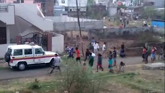 Attack On Police : नागपूरमध्ये अवैध दारू विक्रेत्यांचा पोलिसांवर हल्ला, दगडफेक करत गाडीचीही तोडफोड